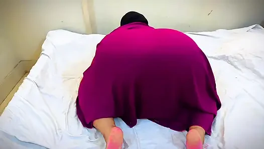 Gadis arab berhijab memasukkan mainan ke dalam lubang pantat besar yang gemuk, kesenangan