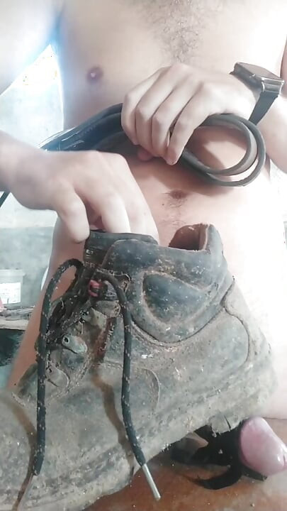 雞巴和球被綁起來打 第 1 部分。