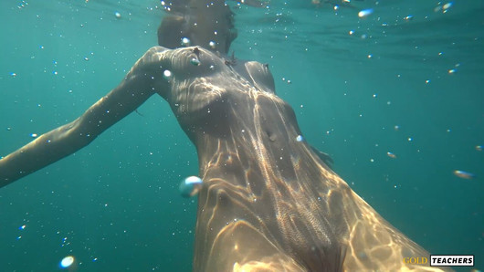 Aktmodel schwimmt an einem öffentlichen Strand in Russland.