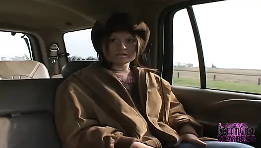 Heißes cowgirl zieht sich in iowa aus