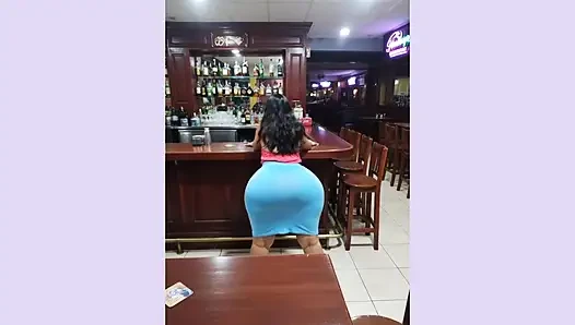Barda açık mavi etekli göt