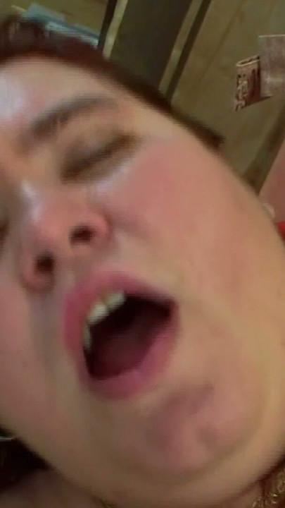 Fat Lady wird hard gefickt extrem deep in die Pussy | Clip 2