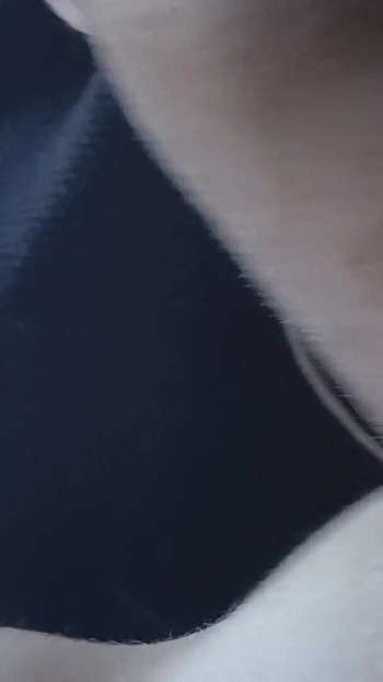 Moment puissant de « Je bois du lait de mes adorables seins de femme »