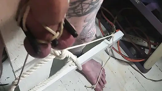 Unhã1/4riges Crucifix-ballbusting