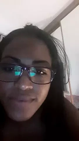 Tuga com mamas pequenas mostra tudo na cam