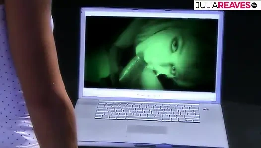 Лесбийские крошки трахают друг друга дилдо после глубокого поцелуя