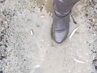 Moglie calda in stivali piatti nel fango parte 1