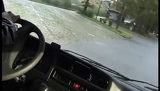 Blondes schätzchen wird zu dritt im auto gepflügt