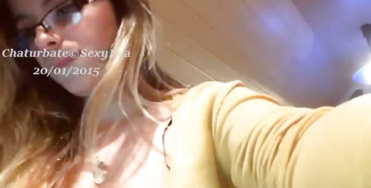 Blonde with Big Ass and Glasses Sexydea