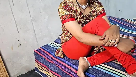 Seksi üvey kız kardeş üvey erkek kardeş tarafından sikiliyor, üvey kız kardeşinin büyük göğüslerini tutuyor ve onu sikiyor