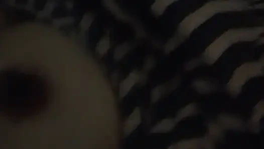 Приглашенная для траха со сводной пиздой имеет волосатую киску, которую вкусно лизать до влажности