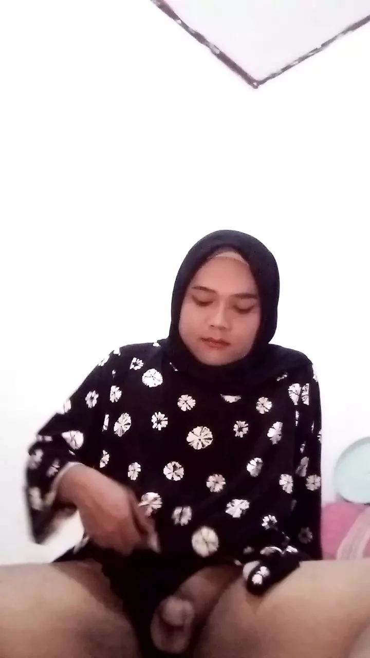 Crossdresser Hijab Fulfil Your Fantasy.