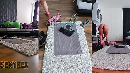 Aku lagi asik latihan yoga sambil bugil di depan kamera!