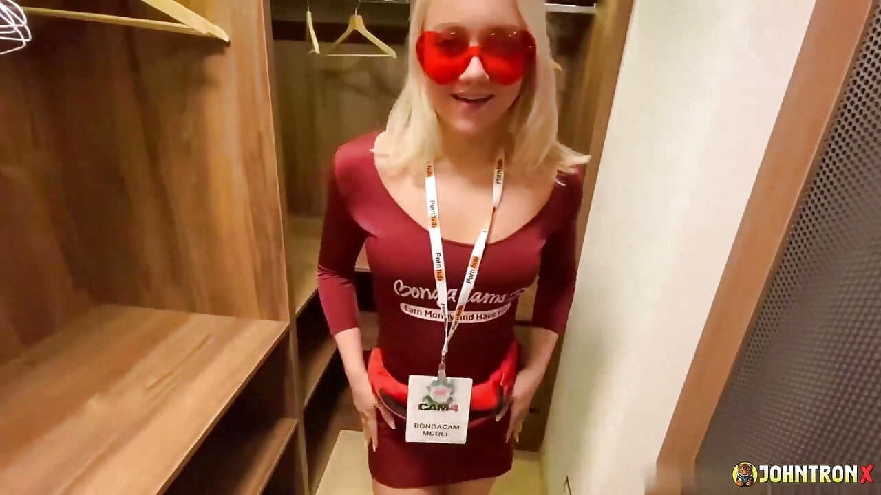 Johntronx - ein super heißes blondes showgirl fickt mich im schrank