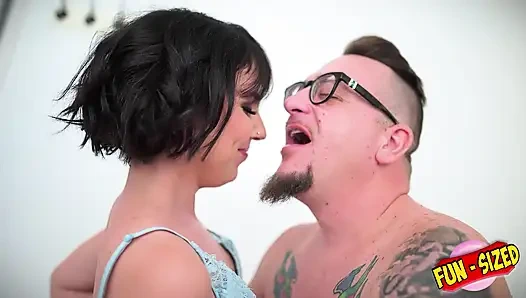 Funsize gençler - minyon sevimli kız sert sikiliyor ve yüzüne boşalıyor