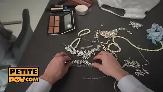 Bakış açısı - döl sürtükleri Candee Licious ve Geyşa Kyd pis üçlü seks yapıyor