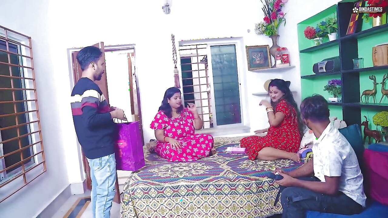 Two Desi & Horny Bhabhi Starsudipa & Mampi pieprzyć dwóch chłopca dostawy, gdy ich mąż nie w domu (hindi audio)
