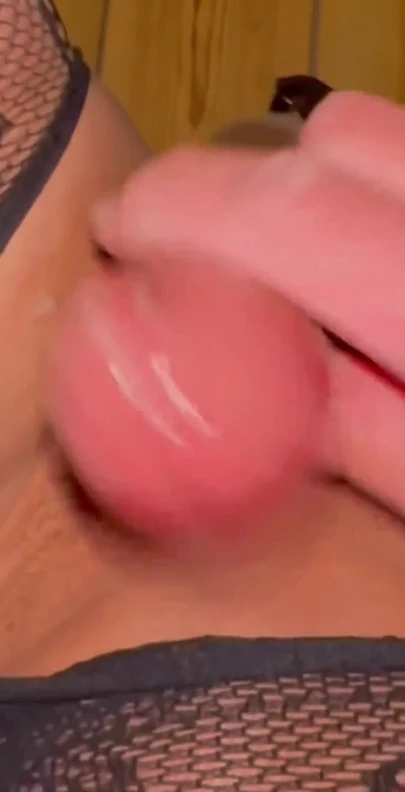 Mora se videti trenutak od "Sissy drolja u visokim štiklama veliki cum shot"