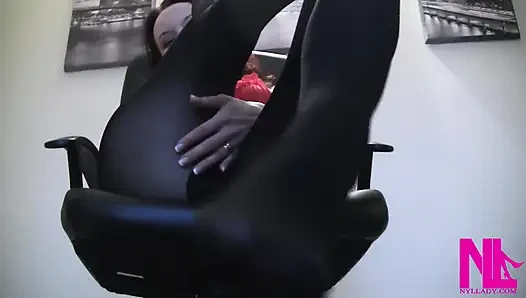 Zehen zeigen in schwarzer strumpfhose