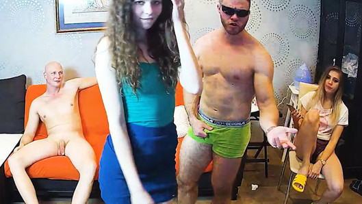 Un groupe amateur d'adultes dans un show webcam russe fou