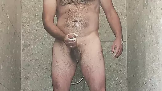Büyük yarak duşta boşalıyor