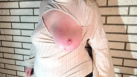 Sevgililer günü için çıplak göğüslerini kullanıyor