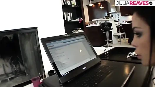 Seksi hatunlar sakso çektikten sonra sırayla canavar bir yarakla sikiliyor