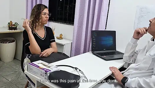 Bir pratisyen hekim tarafından karın bölgesi tıbbi muayenesi.