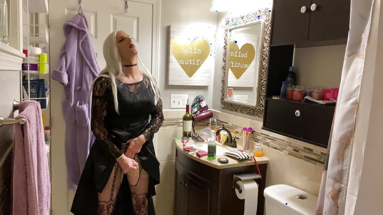 Emo Crossdresser Puts on Buttplug and Jerks off