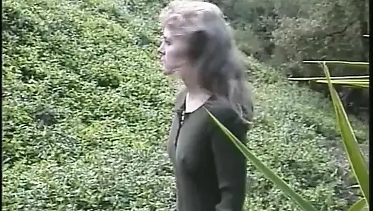 Блондинка с большими сиськами трахается в задницу в позе публичный секс