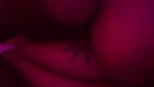 Чернокожая скачет на дилдо соло