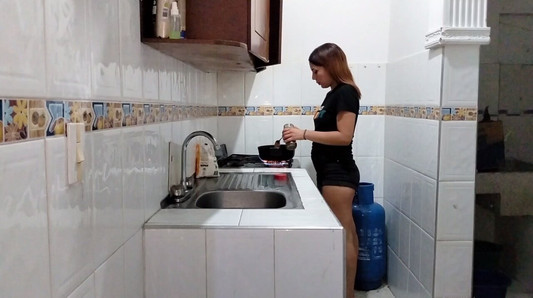 MADRASTRA QUE HACES? AQUI HACIENDO CAFE SI QUIERES SIENTASE Y TE CHUPO TU RICA VERGA HIJASTRO MIENTRAS ESTA EL CAFE - PORNO EN ESPANOL-