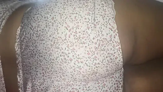 Üvey anne kıllısını görebilmem için bacaklarını açıyor