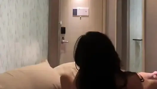 Ein paar auf flitterwochen im hotel