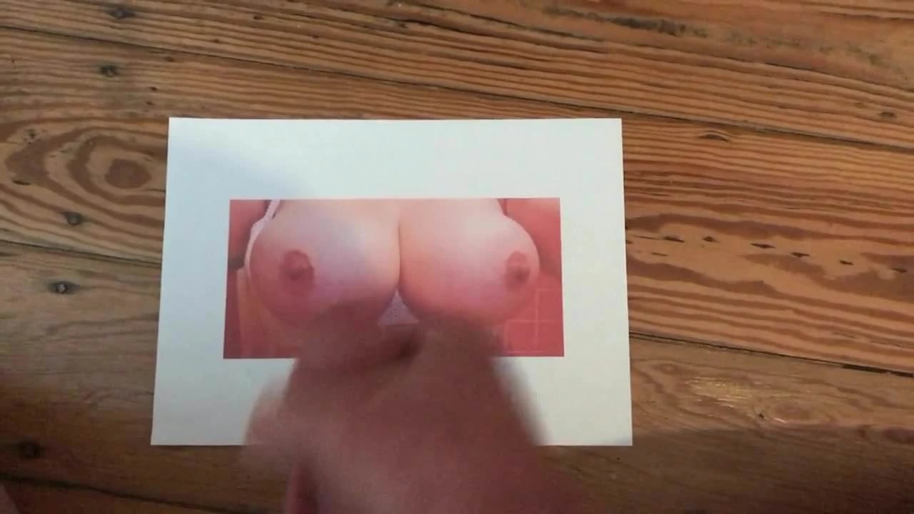 Kurt besamt das Tittenbild der Ehesau