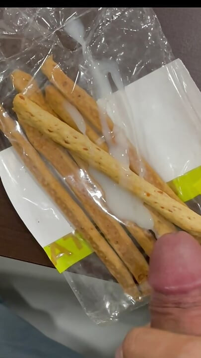 ¡Comiéndose su propia leche!! ¡Delicioso!!!