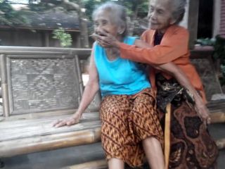 2个非常老的奶奶接吻