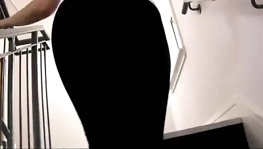 Трах с большим членом в леггинсах