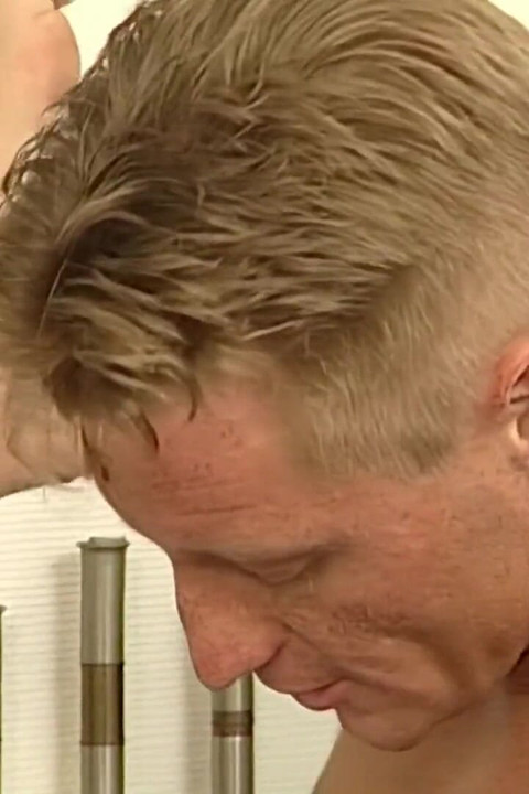 Sarışın sürtük yerde büyük bir yarağa biniyor ve boşalıyor