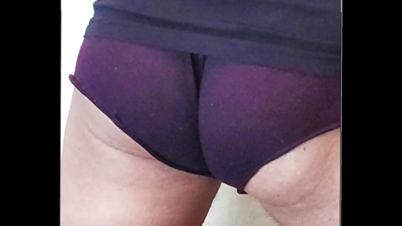 Туга молода пухирчаста дупа з уповільненим камшотом