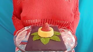 Rikki Ocean अपनी स्ट्रॉबेरी शॉर्टकेक के लिए ताजा क्रीम लीक करती है