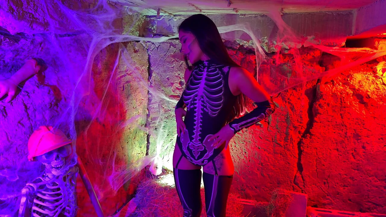 Pequeña mujer colombiana se excita al ver un esqueleto en la noche de Halloween - Carolina Guerrero