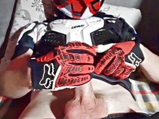 Roupa de motocross vestindo cara masturba seu pau duro