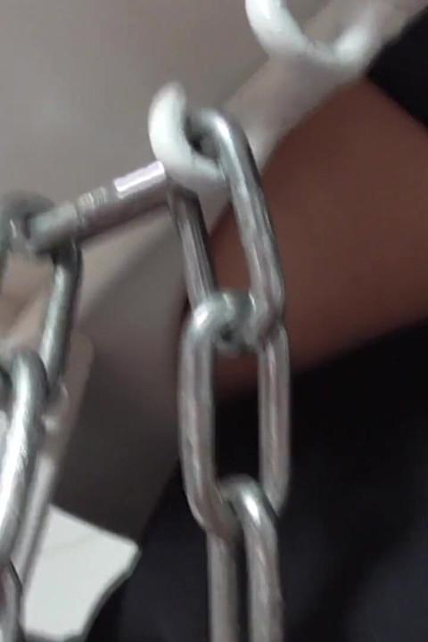 Atormentada pela cadeira sentando na cara!