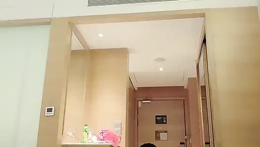 Erkekler çıplak gösteriyor