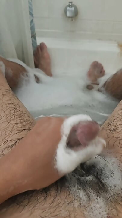 Relaxed Bath Wank: Jerking Off in the Tub and Feeling Good