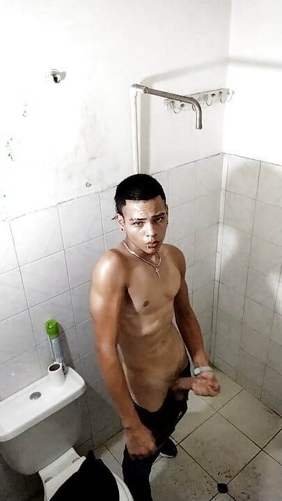the actor Diego Alejandro roasts it in a bathroom