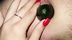 Mistress knullar killens röv med en stor gurka
