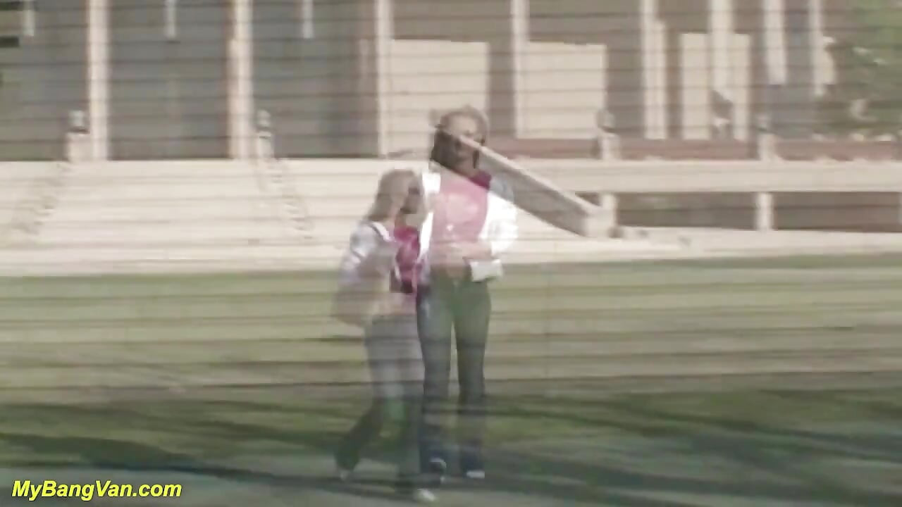 她的第一次砰砰群交