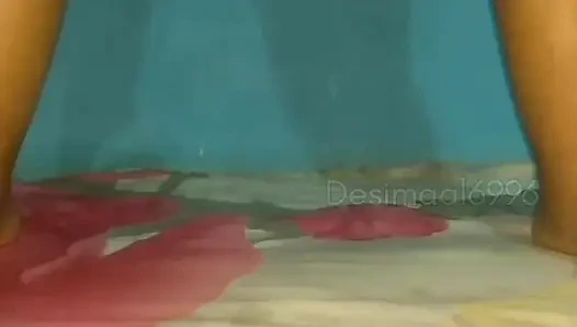 Sidik içen edepsiz fahişe Hintli ile sakso seksinin tadını çıkarıyor